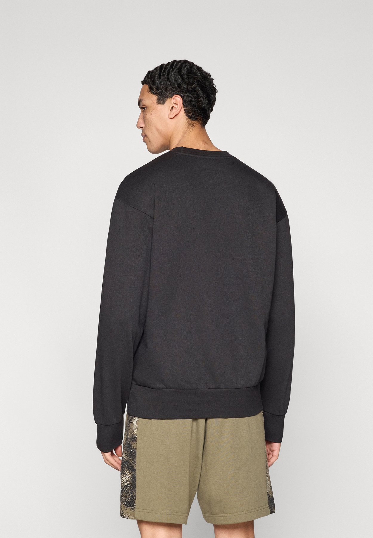 ESSENTIALS LINEAR FLEECE