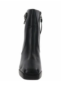 Stivale alla caviglia in pelle nera con finitura liscia, punta tonda, cerniera laterale e suola in gomma leggermente elevata. Design minimalista con accenti sottili.