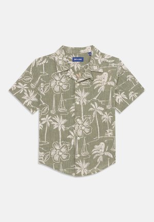 Camicia a maniche corte in tessuto verde oliva con motivi floreali bianchi e barche a vela. Presenta un colletto classico e chiusura con bottoni.