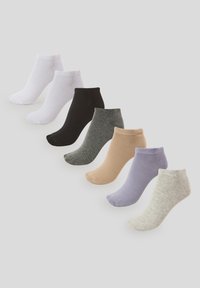 Siedem par skarpetek do kostek w kolorach białym, czarnym, szarym, beżowym, lawendowym i jasnoszarym, ułożonych w diagonalną linię na jasnym tle.