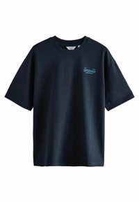Mørkeblå bomulds t-shirt med rund hals, korte ærmer og et lille tekstgrafik i lyseblå på fronten. Simpel, afslappet pasform.