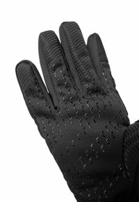 Schwarze Handschuhe mit strukturierten Gummiakzenten, glatter Oberfläche und gerippten Paneelen für besseren Halt, entworfen für Wärme und Flexibilität.