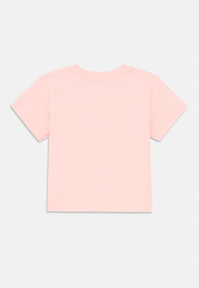 Ροζ κοντομάνικο μπλουζάκι από μαλακό βαμβάκι, με στρογγυλή λαιμόκοψη και απλό σχέδιο, ραμμένα τελειώματα και άνετη εφαρμογή.