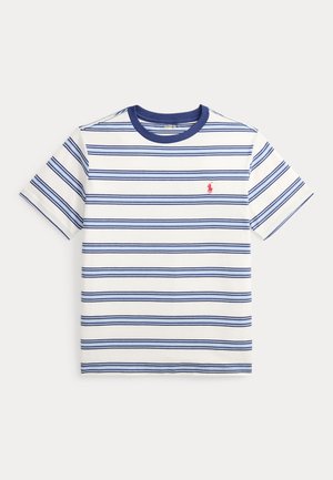 Balta īsroku T-krekls ar apaļu kakla izgriezumu, zilām horizontālām svītrām un mazu sarkanu polo spēlētāja logotipu kreisajā krūtīs.