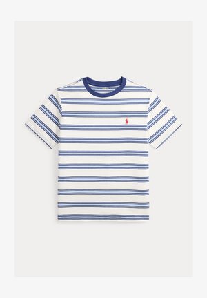 Tricou alb cu mâneci scurte și guler rotund, cu dungi orizontale albastre și un mic logo roșu cu jucător de polo pe partea stângă a pieptului.