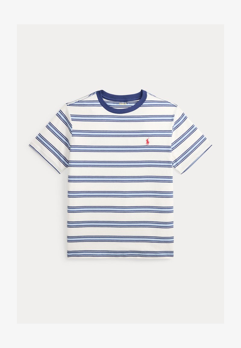 Λευκό T-shirt με κοντά μανίκια και στρογγυλή λαιμόκοψη, με μπλε οριζόντιες ρίγες και μικρό κόκκινο λογότυπο παίκτη του πόλο στο αριστερό στήθος.