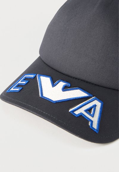 Σκούρο γκρι καπέλο μπέιζμπολ με μεγάλα άσπρα και μπλε κεντημένα γράμματα "EVA" στην μπροστινή άκρη του γείσου.