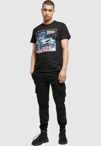 Merchcode BACK TO THE FUTURE OUTATIME TEE - T-shirts med print - black