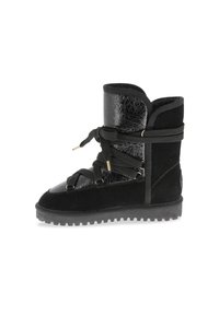 Botas negras que combinan cuero patentado brillante y ante mate, con cordones gruesos y una suela de goma resistente.