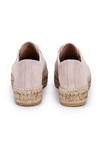 Espadrillas rosa chiaro con tomaia in suede, intersuola in juta intrecciata e suola in gomma. Design minimalista senza accenti o motivi visibili.