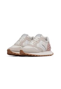 Sneakers beige chiaro con tomaia in suede e pelle, dettagli bianchi, suola in gomma testurizzata e rifiniture rosa sul tallone.