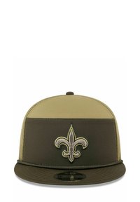 Olivgrüne Snapback-Kappe mit einem beigen Frontpanel, ausgestattet mit einem bestickten Silber- und Goldfleur-de-Lis-Emblem und einem flachen Schirm.