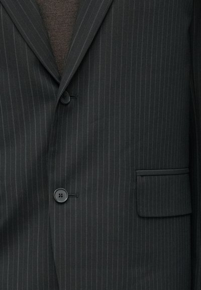 Čierne sako s jemným prúžkovaním, vybavené zárezovým golierom, dvoma gombíkmi a jedným náprsním vreckom. Materiál má hladkú textúru s jemným leskom.