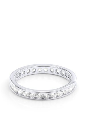 Bague anneau en argent avec une rangée continue de pierres précieuses rondes claires serties tout autour de l’anneau sur fond blanc.