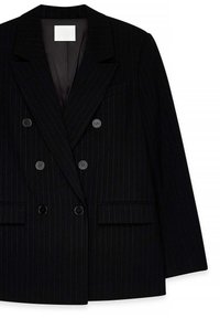 Črn blazer z belimi prugami, dvoredni, z rezanimi ovratniki, dvema sprednjima žepoma in štirimi okroglimi gumbi, ki prikazuje gladko teksturo in strukturiran dizajn.