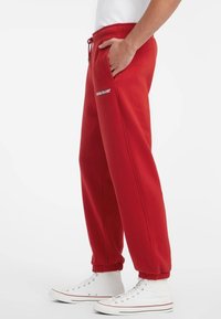Guess Jeans AMERICAN TRADITION JOGGER - Donji dijelovi trenirke - rot