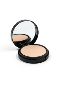 Polvere compatta con una scatola nera lucida e specchio. Superficie della polvere beige chiaro, forma circolare, texture liscia e chiusura sicura.