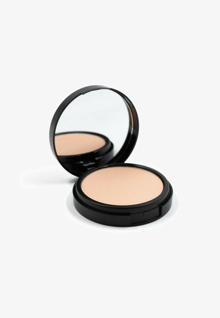 Polvere compatta con una scatola nera lucida e specchio. Superficie della polvere beige chiaro, forma circolare, texture liscia e chiusura sicura.