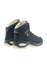 Een paar marineblauwe en beige hoge wandelschoenen met metalen oogjes, gevoerde kraag en gelabeld met "Lowa" en "Renegade" op de zijkanten en hiel.