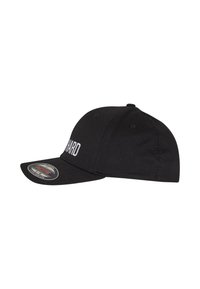 Svart baseballcap laget av stoff med buetskygge. Har broderte hvite tekster på forsiden og subtile hevede sømdetaljer.
