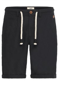 Shorts in denim nero con risvolti, dotati di un cordoncino bianco intrecciato e un pulsante marrone. Comprendono tasche laterali e un dettaglio di branding.