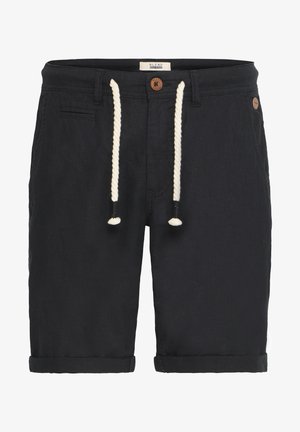 Shorts in denim nero con risvolti, dotati di un cordoncino bianco intrecciato e un pulsante marrone. Comprendono tasche laterali e un dettaglio di branding.