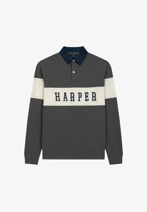 Camisa polo de manga larga en gris oscuro con cuello azul marino. Cuenta con una franja blanca y "HARPER" impreso en azul marino en el pecho.