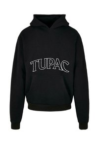 Svart hoodie med kenguruficka framtill och vit broderad text "TUPAC" över bröstet. Mjuk tygkvalitet, ribbade ärmslut.