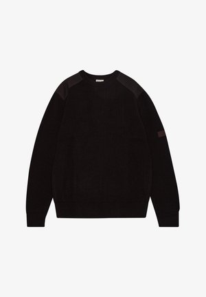 Czarny sweter z dzianiny o prążkowanej strukturze, okrągłym dekolcie i kontrastowych łatach na ramionach. Posiada długie rękawy i dopasowany dół.