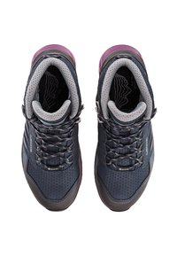 Scarpe da camminata di colore blu scuro con una parte superiore in tessuto testurizzato, fodera in rete grigia, accenti rosa e suola in gomma con battistrada per trazione.