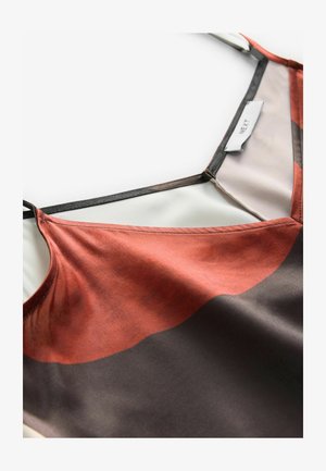 Top brez rokavov z geometrijskim vzorcem v rjavi in črni barvi. Gladek material z dekoltejem v obliki črke V in tanjšimi črnimi naramnico. Etiketa: NEXT.