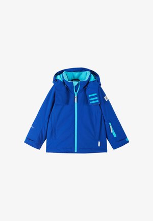 Giacca impermeabile blu con cappuccio, caratterizzata da dettagli azzurri, tasche laterali, zip frontale e tre strisce orizzontali sul petto.