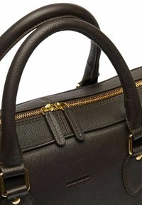 Mørkebrunt læderhåndbag med dobbelte håndtag, guld lynlåsdetaile, tekstureret overflade og minimalistisk branding på siden.
