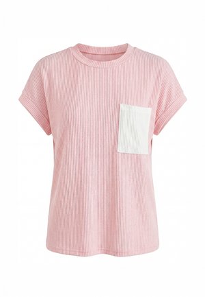 Różowy prążkowany T-shirt z krótkim rękawem, okrągłym dekoltem i kontrastową białą prążkowaną kieszenią na piersi po lewej stronie.