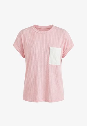 Maglietta rosa a coste con maniche corte, scollo rotondo e taschino sul petto a coste bianco a contrasto sul lato sinistro.