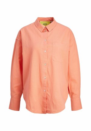Chemise boutonnée de couleur corail clair en tissu doux et texturé. Elle présente un col, une poche poitrine unique et des manches longues avec des poignets à boutons.