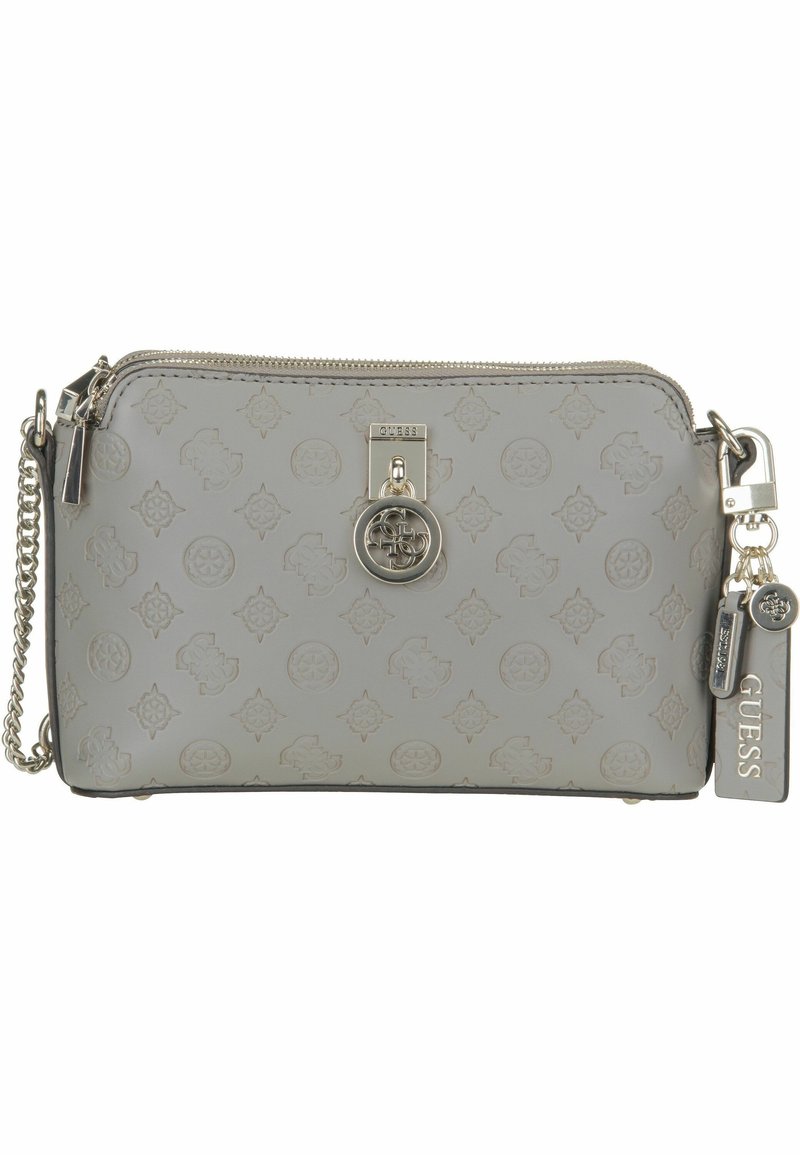 Harmaa Guess olkalaukku, jossa on kohokuvioitu logo-kuvio, hopeinen ketjusangka, vetoketjukiinnitys ja metalliset logo-riipukset sivuilla.