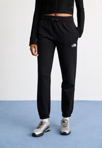 The North Face ESSENTIAL JOGGER - Pantalones deportivos - black