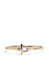 Bracelet jonc doré avec un fermoir unique mettant en valeur un petit accent en pierre précieuse transparente sur un fond blanc.