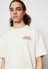 Edwin EMANATION UNISEX - T-shirt con stampa - whisper white
