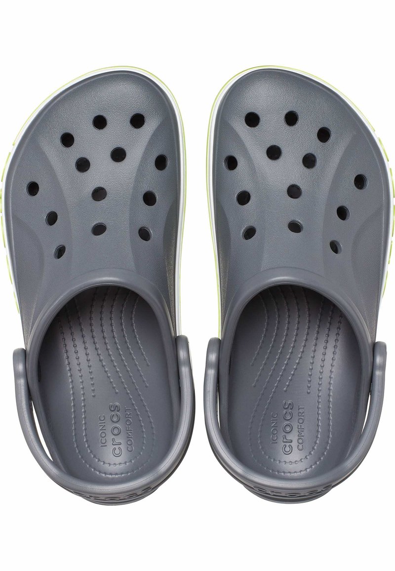 Grijze klompen met ventilatiegaten, een gevormde voetbed en een textuur in de binnenzool. De buitenzool heeft een contrasterende dunne gele accent.