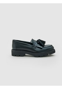 Zwarte leren loafers met een gladde afwerking, voorzien van een gevlochten kwastdetail aan de voorkant en een stevige, getextureerde zool.