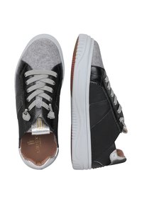 Sneaker neri e grigi con texture in pelle e feltro, dotati di lacci grigi, dettagli argentati e una suola in gomma bianca.