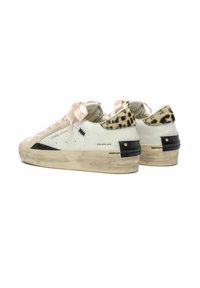 Sneakers bianchi con un tacco nero testurizzato, dettagli in stampa leopardata e lacci in satin rosa. Presentano un aspetto usurato con sporco visibile sulla suola.