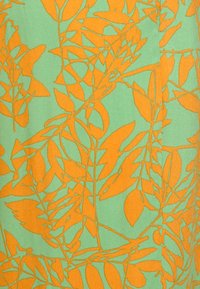 Tecido com um fundo verde claro apresentando um padrão de folhas laranja. O design inclui contornos detalhados de várias formas e tamanhos de folhas.