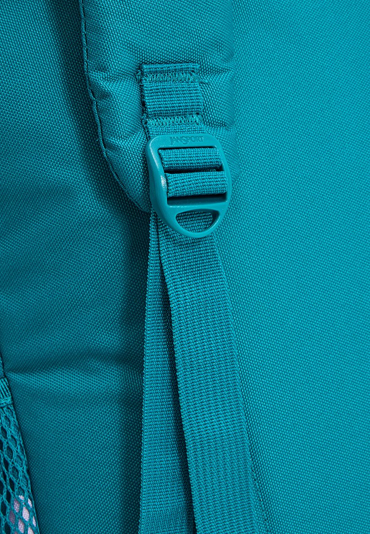 Mochila de color verde azulado con un acabado texturizado, que cuenta con un bolsillo de malla lateral, correas ajustables y un cierre de plástico para una sujeción segura.