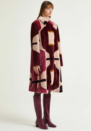 SCULPTURAL CHAIN - Wintermantel - bordeaux