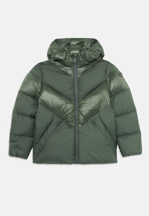 Zaļa pufīga ziemas jaka ar spīdīgiem un matētiem auduma fragmentiem, priekšējais rāvējslēdzis, pievienota kapuce un garas piedurknes.