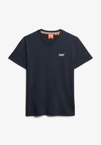 T-shirt bleu marine à manches courtes et col rond avec petit logo Superdry blanc et orange sur la poitrine gauche et étiquettes orange à l'intérieur du col.