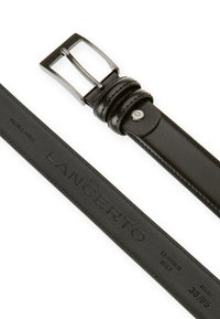 Czarny skórzany pasek z metalową klamrą bez niklu, wytłoczonym logo marki "LANCERTO" oraz metką rozmiarową "38/95" na pasku. Gładka tekstura.